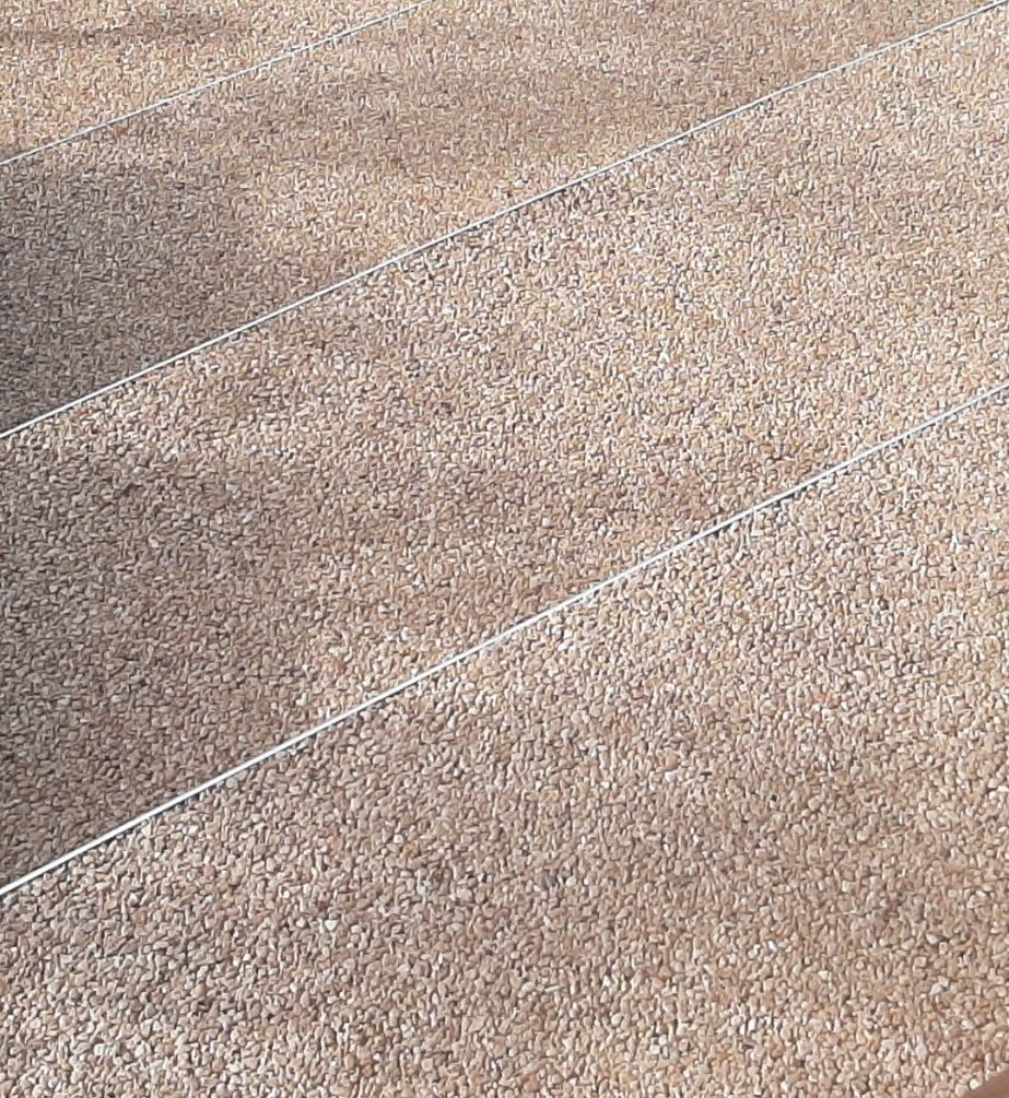 Terrasse Granulas Résine Terrasse résine en granulas beige et blanc.